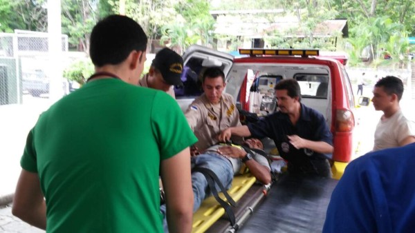 Dos obreros se caen de un poste del tendido eléctrico en San Pedro Sula