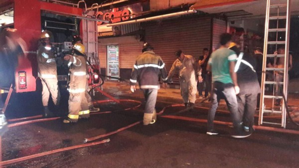 Bomberos controlan incendio en comercial del centro de San Pedro Sula