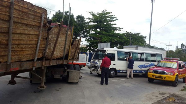 Varios heridos tras choque entre rastra y rapidito en San Pedro Sula  