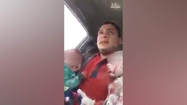 Desgarrador: Video de ciudadano sirio huyendo con dos bebés se vuelve viral