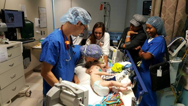 Separan a siameses tras 16 horas de operación