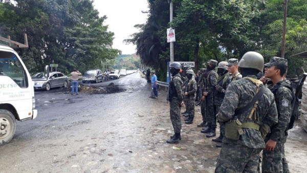 Libre el paso sobre el río Danto en La Ceiba