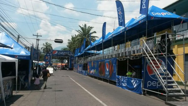 Color, música y bellas mujeres en el desfile de carrozas de La Ceiba