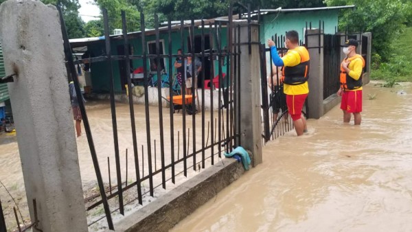 Alrededor de 30 viviendas inundadas tras desbordamiento del río Monga