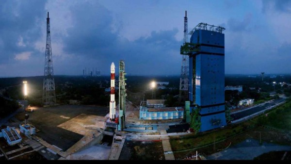 La India lanza al espacio con éxito 31 satélites en un solo cohete