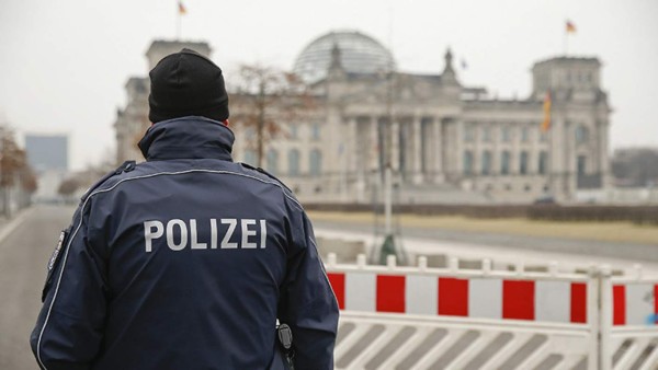 Golpean a estadounidense por hacer saludo nazi en Alemania