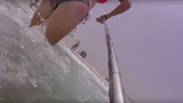 Una joven se salva de morir... con un 'selfie stick'