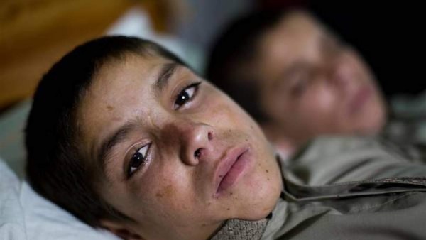 Shoaib Ahmed y Abdul Rasheed juegan al críquet, corretean y hacen una vida normal durante el día, pero no en la noche.