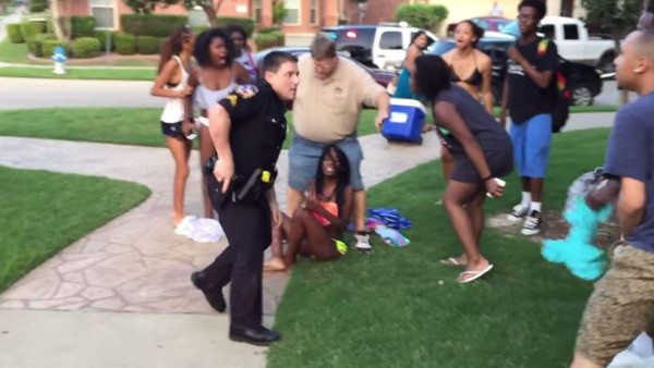 Renuncia policía que agredió a afroamericanos en Texas