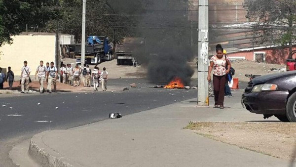Colegiales capitalinos protestan por destitución de director