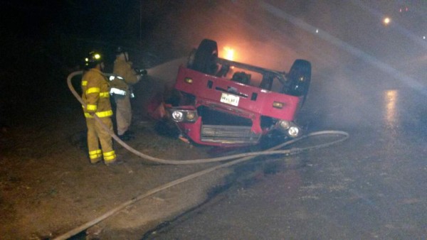 Rastra toma fuego tras accidentarse en Atlántida