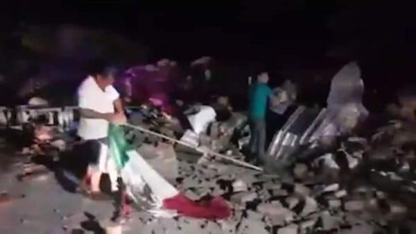 Se viraliza acción de hombre que rescató bandera mexicana tras sismo