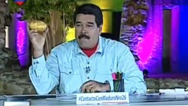 Video: Le tiran un mango en la cabeza a Maduro 'por una buena causa'