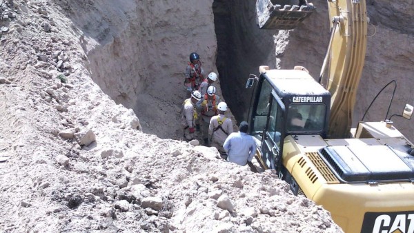 Bomberos rescatan cadáver de menor que cayó en pozo