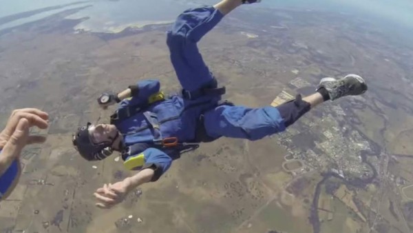 Impresionante desmayo de un paracaidista en caída libre