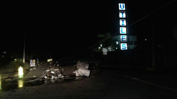 Árboles caídos y sin energía eléctrica dejó lluvia que azotó a San Pedro Sula