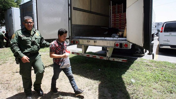 Hallan otros 20 inmigrantes encerrados en camión en Texas