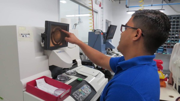 Óptica pone el ojo en negocio de lentes