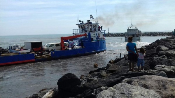 Fuerza Naval de Honduras rescata dos barcos que quedaron encallados