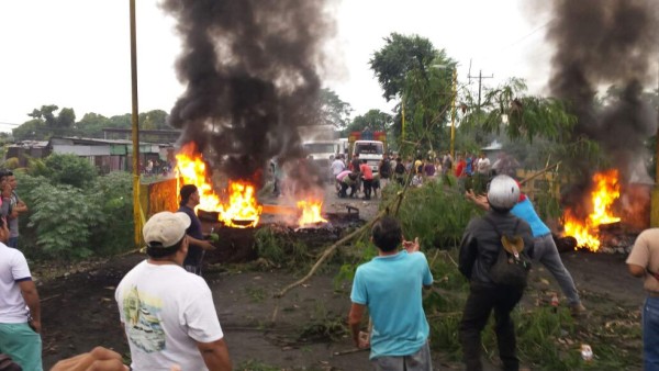 El paso en el puente sobre el río Humuya entre Santa Rita y El Progreso fue tomado esta mañana.