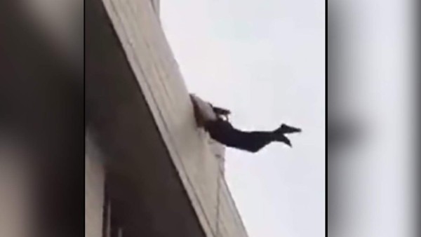 Salta de edificio porque su novia lo dejó y ocurre un milagro