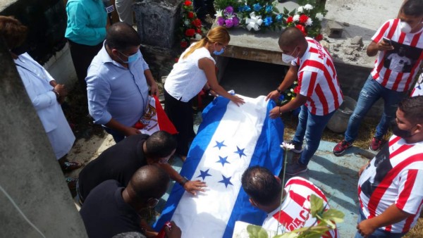 Sepultan restos de Roberto 'Macho' Figueroa en La Ceiba