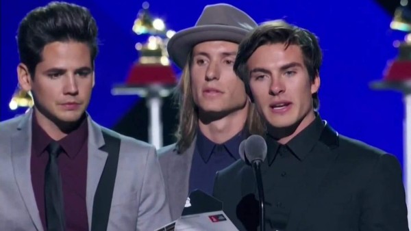 Vocalista de Dvicio se disculpa por su humillante error en los Grammy