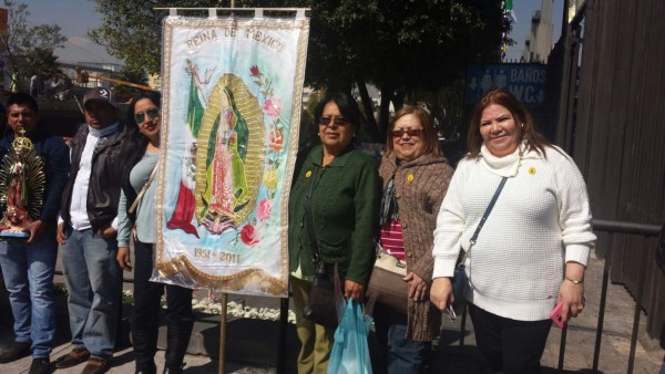 Hondureños dan la bienvenida al Papa en México