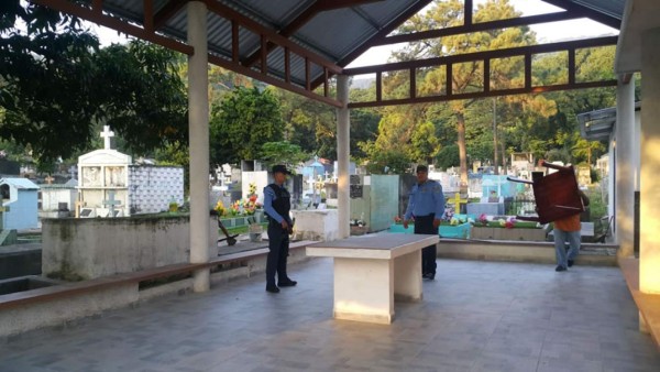 Policías garantizan seguridad en cementerios hoy 'Día de Difuntos'
