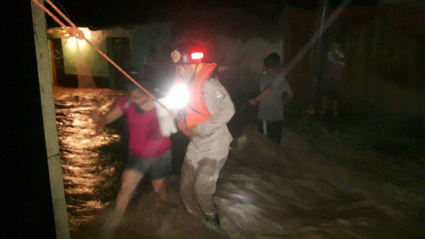 Desbordamiento del río Mangual obliga a evacuar a seis familias