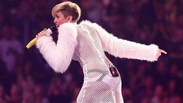 La juvenil cantante Miley Cyrus escandaliza con sus atuendos.