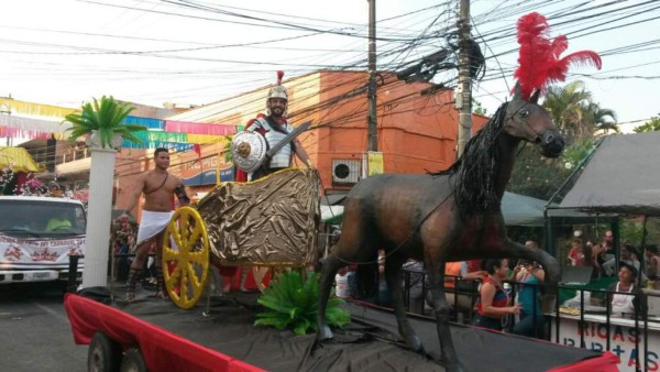 Eduardo Zablah se roba el show como Poseidón en La Ceiba