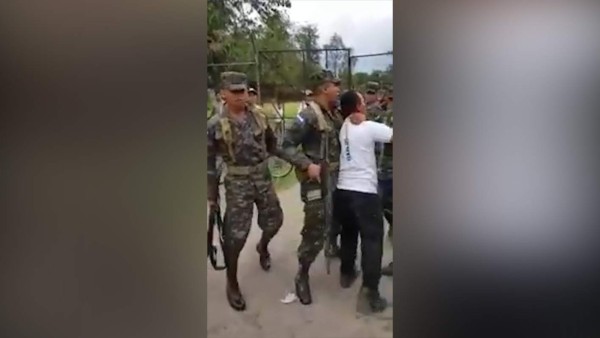 Video muestra como militares irrumpen en cancha de fútbol