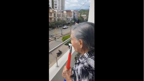 Vídeo: abuela celebró uno de los triunfos de Colombia con disparos al aire
