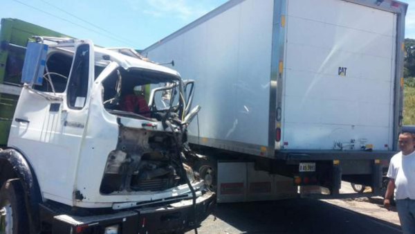 Chocan dos camiones y un taxi en Tegucigalpa  