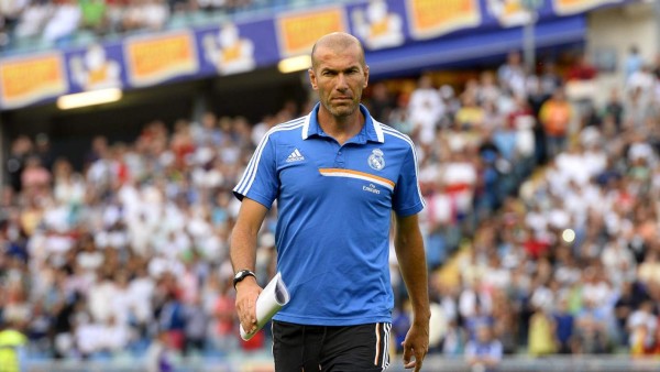 Tres meses de sanción a Zidane por entrenar a RM Castilla sin título exigido