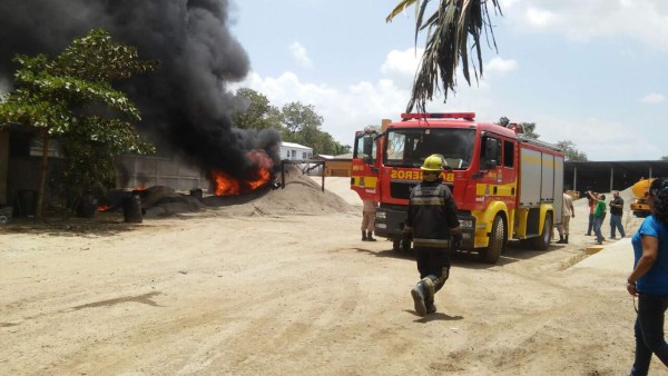 El camión incendiado estaba cargado con combustible.