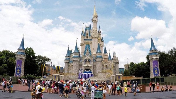EEUU: Disney prohíbe fumar y llevar coches infantiles grandes a sus parques