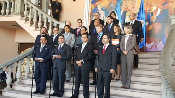 Los miembros de la Maccih en compañía del presidente de Honduras, Juan Orlando Hernández, y el canciller, Arturo Corrales.