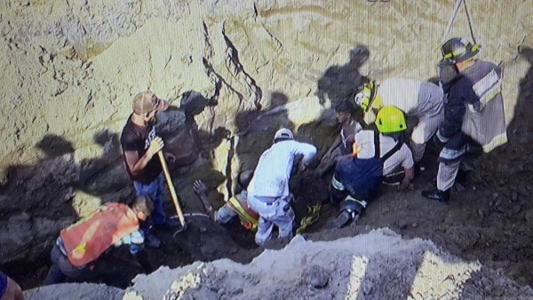 Rescatan a tres obreros después de estar 30 minutos soterrados