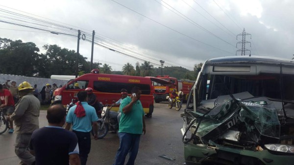 Colisión entre rastra y bus deja 12 personas heridas