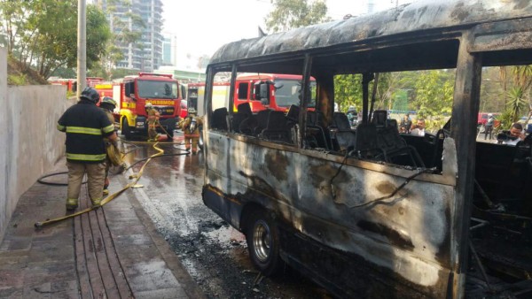 Bajan a pasajeros y queman bus en el bulevar Suyapa de Tegucigalpa