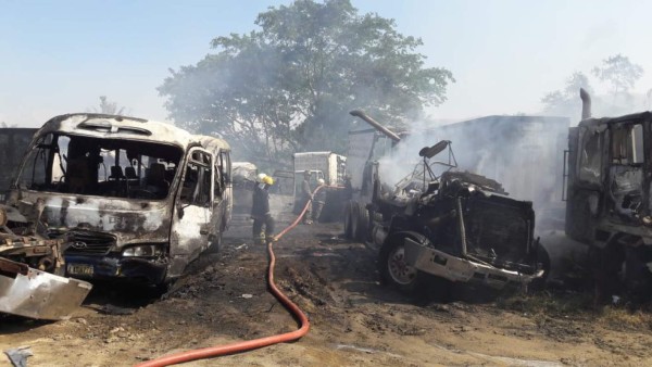 Incendio deja 33 vehículos quemados en Ticamaya