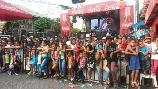 Colorido y belleza en desfile de carrozas y comparsas de La Ceiba