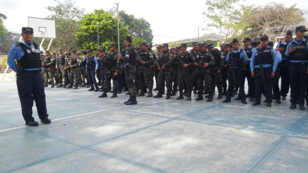 El chef Gordon Ramsay comparte con niños de Chamelecón