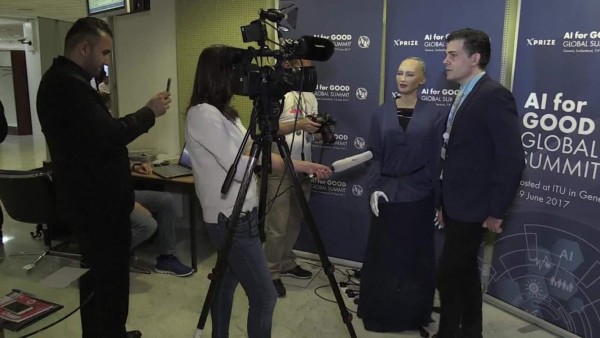 Robot con inteligencia artificial da entrevista en Suiza