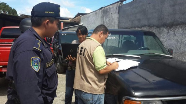 Decomisan 10 vehículos en varios autolotes de Santa Rosa