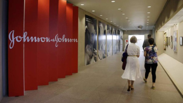 Johnson y Johnson pagará $8,000 millones a joven al que le crecieron los pechos