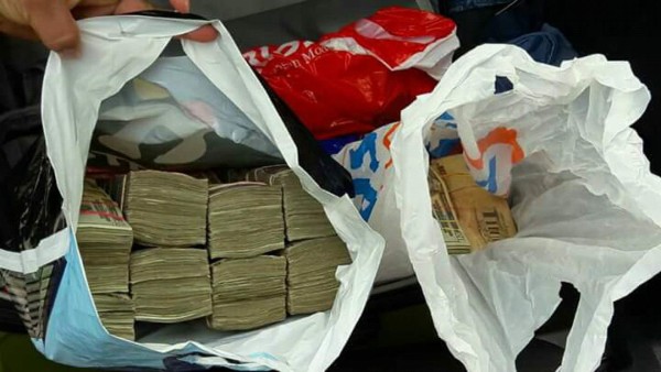 Los detienen en posesión de miles de dólares