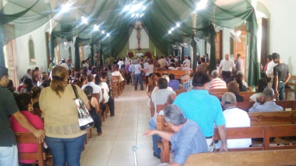 Familiares y amigos dan último adiós a Eduardo Montes